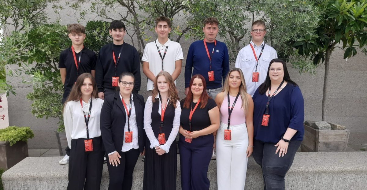 Die neuen Auszubildenden von WLC mit der stv. Ausbildungsleiterin Sina Ostertag (rechts) vor dem Carmen Würth Forum.